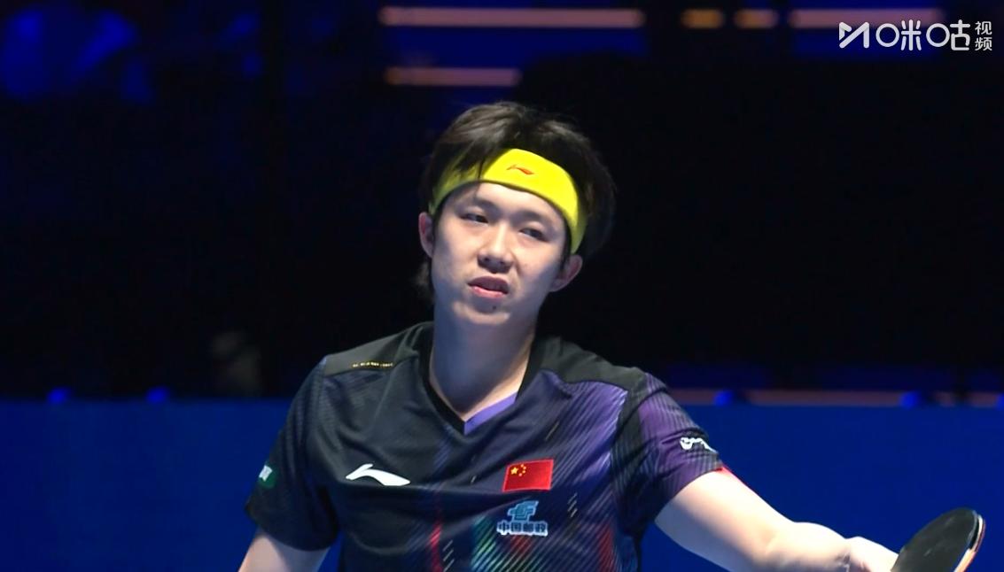我去，王楚钦走神了，心态上太着急，被达科盯死了，第二局，王楚钦延续火热手感