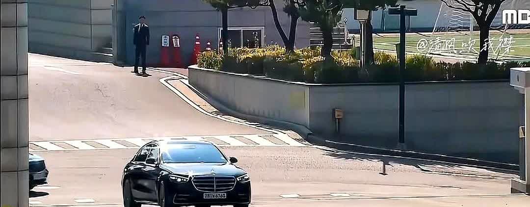 李在明第二天到龙山总统府打卡上班。车队到达总统府大门后，李在明乘坐的车辆先进