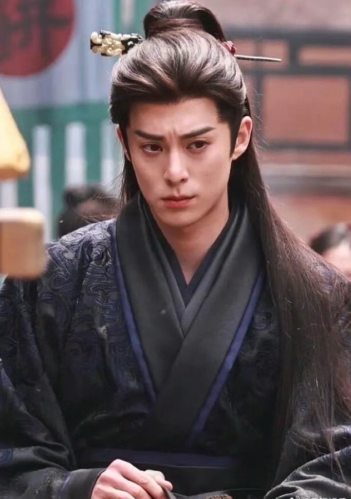 王鹤棣的嘴怎么回事？越来越歪了