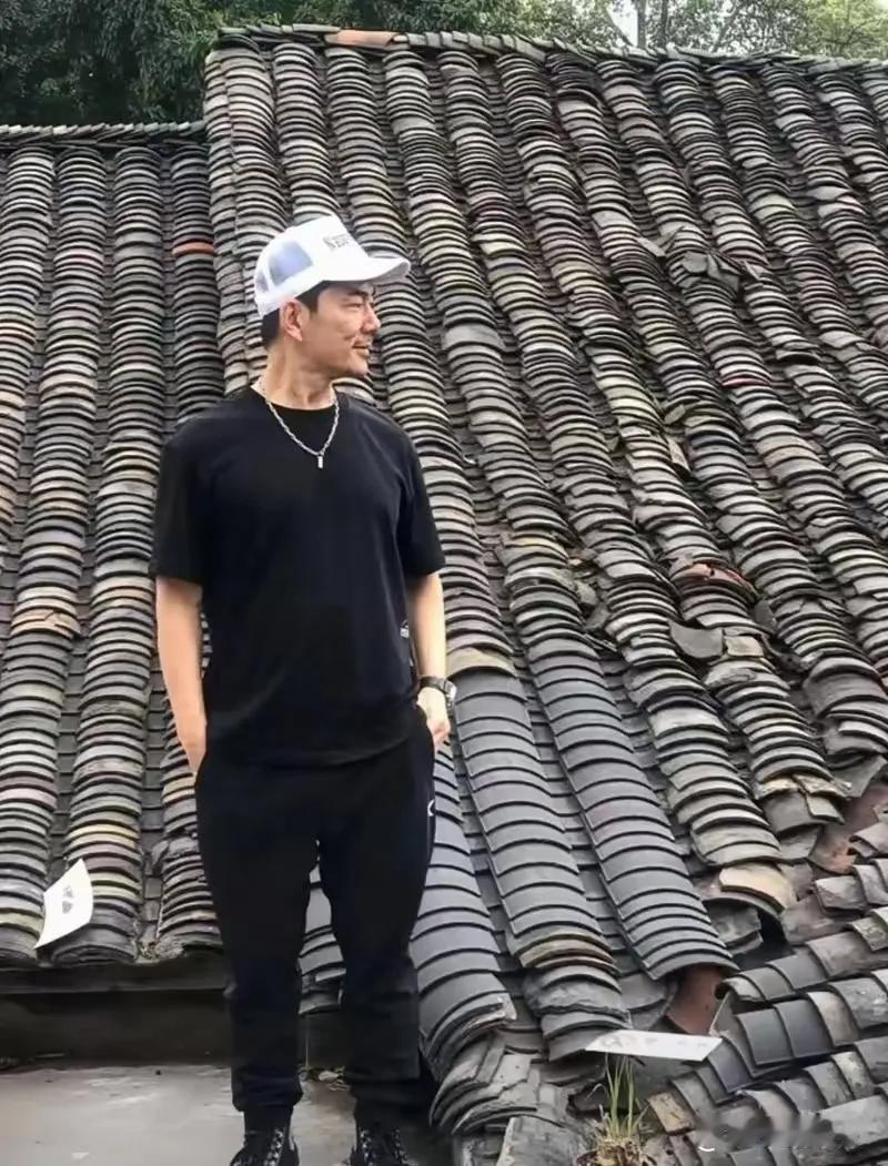 近日，任贤齐带着家人回到老家，开启了一场充满温情的老宅专修之旅。回到这片承载着无
