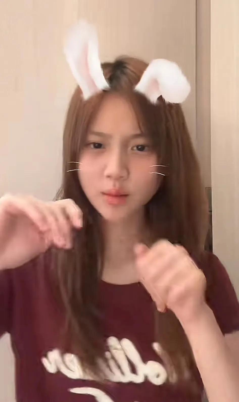 贾乃亮女儿甜馨很肯定的说：“我不出道”。前不久黄奕送女儿去韩国当唱跳练习生的