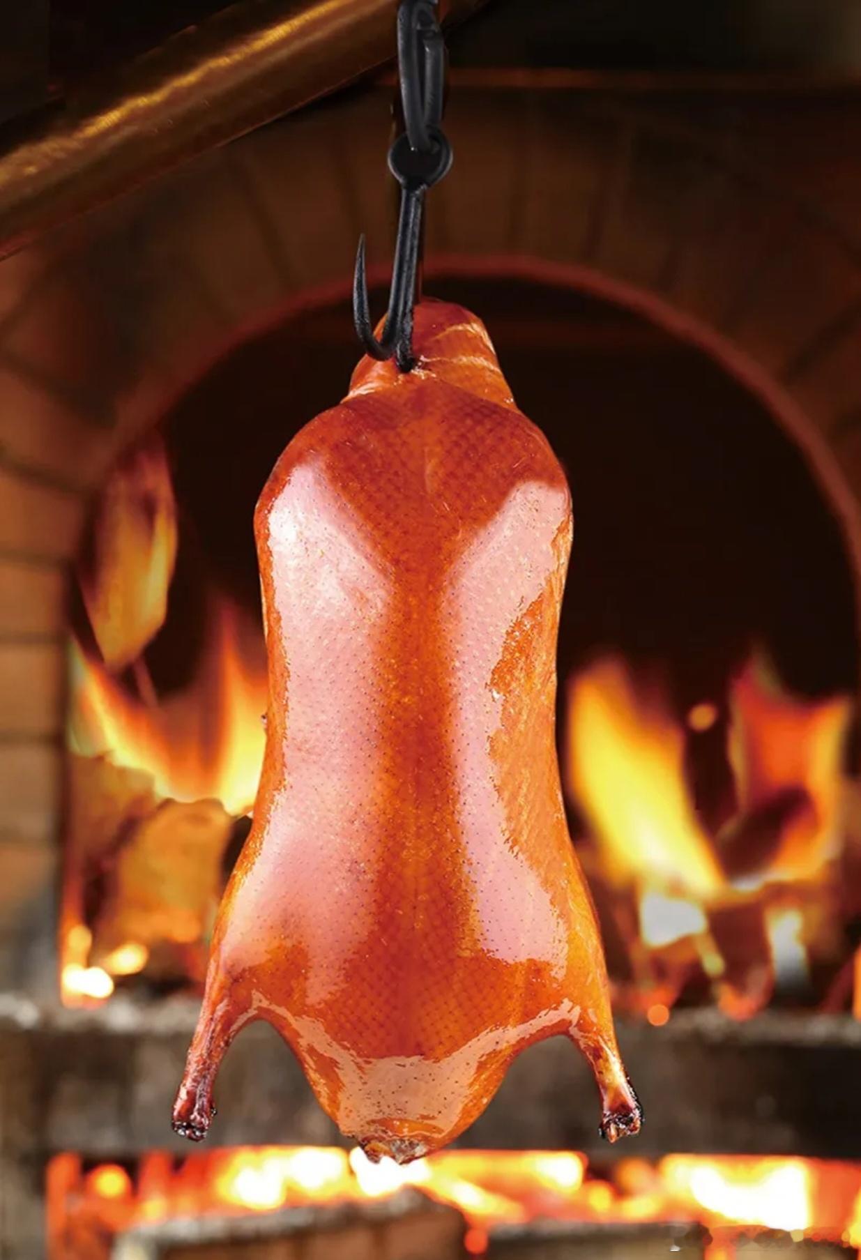 鸭子生长在水里，其性寒，烤着吃可以综合它的寒性，所以有了北京烤鸭。现代“美食家”