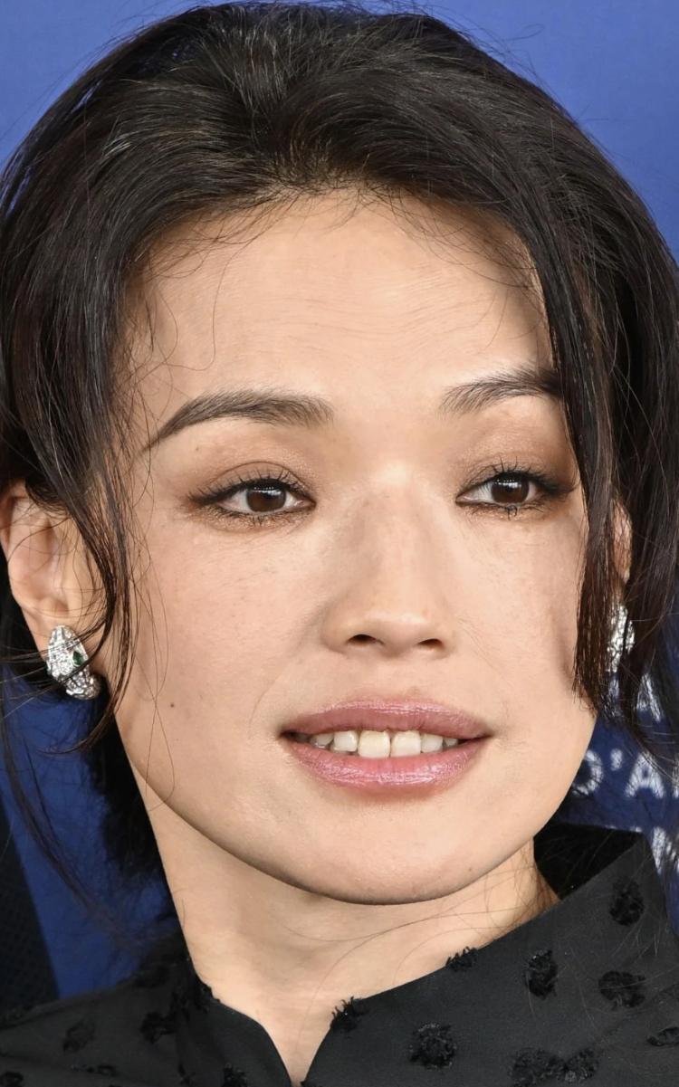 顶级性感女神舒淇的颜值被高估了，高清镜头下满脸细纹双目无神，像个60岁老太太！