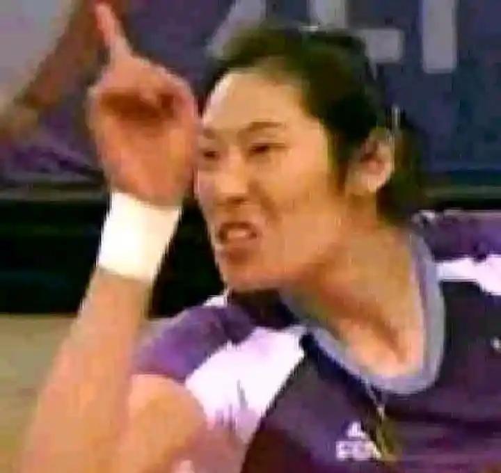 这姑娘，在国外把对手拦到没脾气。三场比赛，拦了17个。对面主攻手看她上场，估