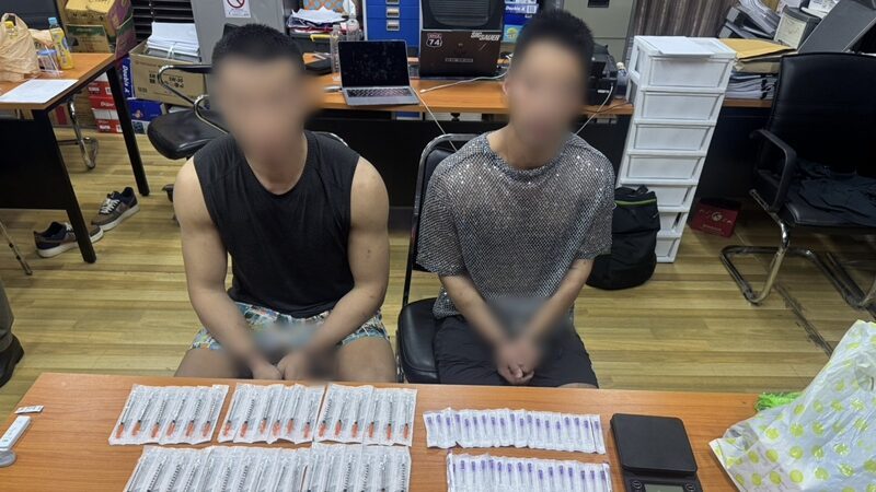 这也是为啥一些人喜欢住泰国。¹刚刚两个二三十岁的男网红在泰国公寓被捕。吸食冰毒