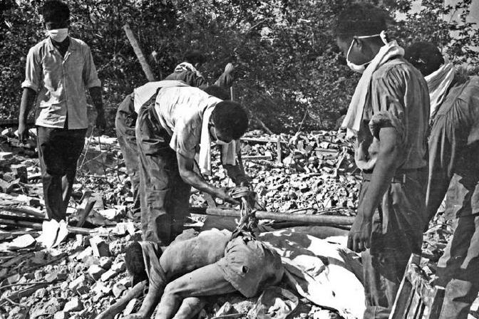 1976年，唐山大地震中，一座看守所倒塌，200多名囚犯跑出来，然而他们没有选择