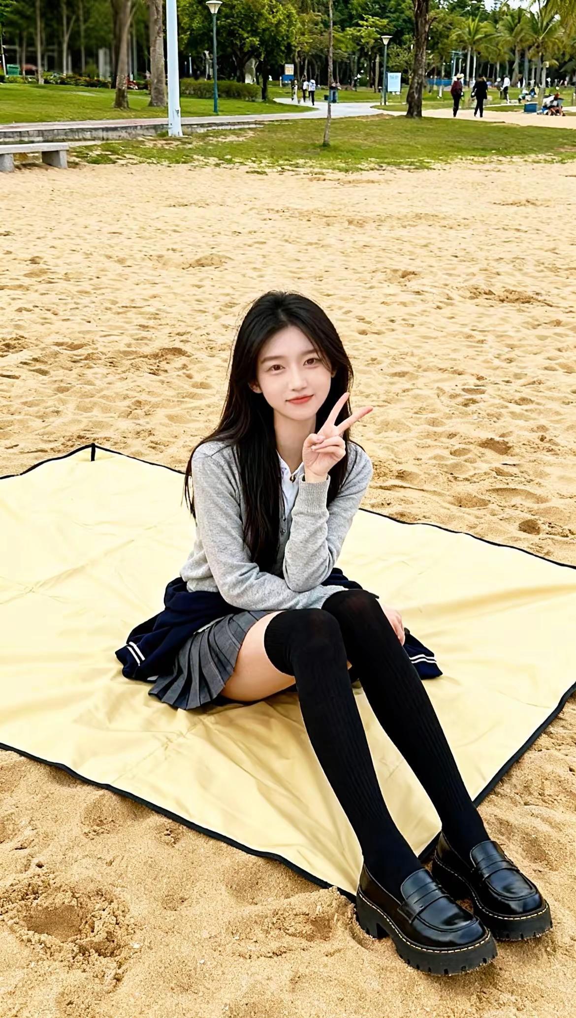 阳光，沙滩，还有我哈哈。分享日常生活拍照姿势随风穿搭