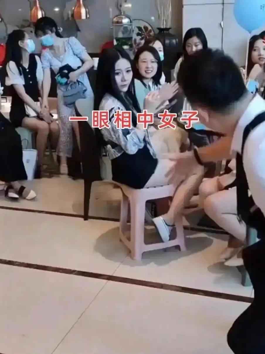 精致女生翻白眼，真爱还能等来吗？广州最近一场相亲大会上，尴尬瞬间让人印象深刻