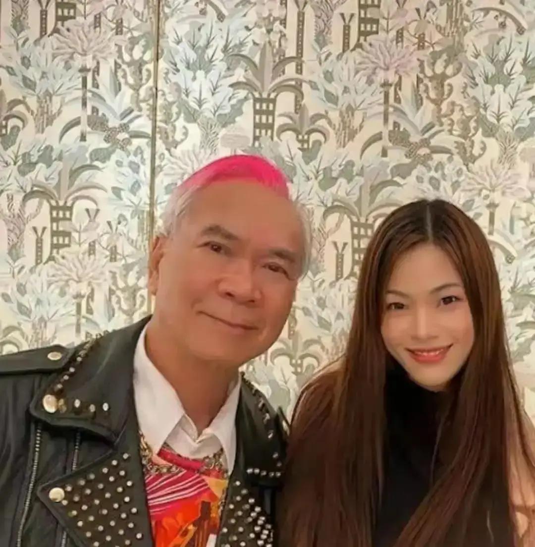 83岁TVB老绿叶街头合影30元一张昨晚刷到李隆基在湖南耒阳摆摊，83岁，