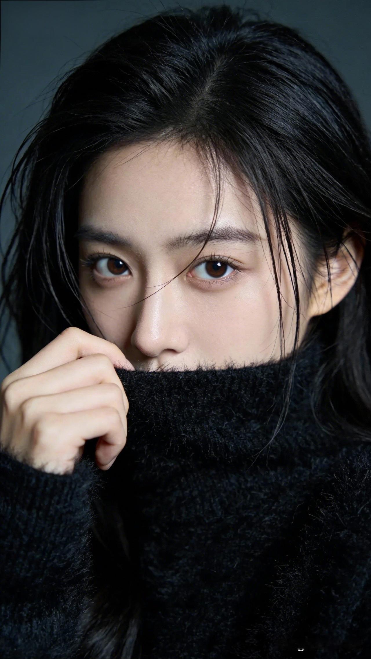 黑发少女，温柔眼神，冬日暖阳下的甜美瞬间。女生怎么穿搭会看上去很优雅