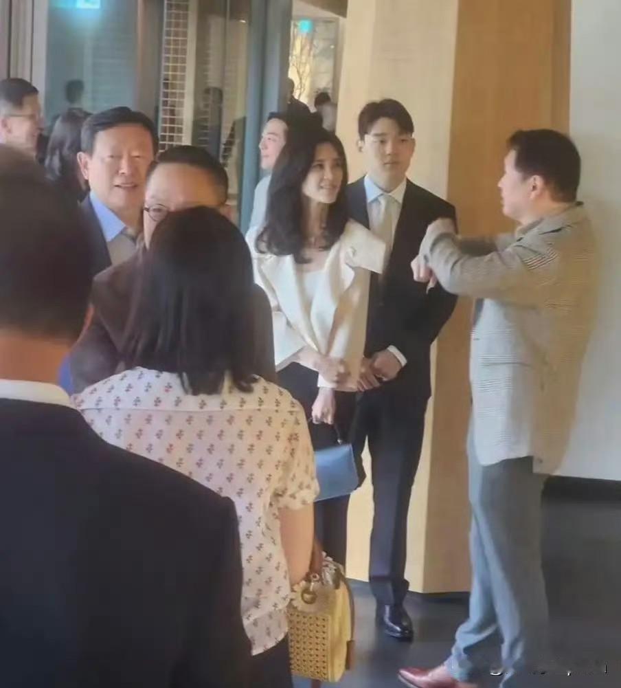 三星长公主李富真56岁这状态，真让人服气！皮肤白到发光，气质又优雅又贵气，跟儿