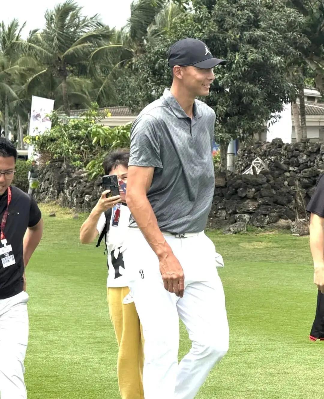 【据广东媒体报道，很久没有在公共场合出现的中国男篮名宿易建联昨天现身深圳福田，受