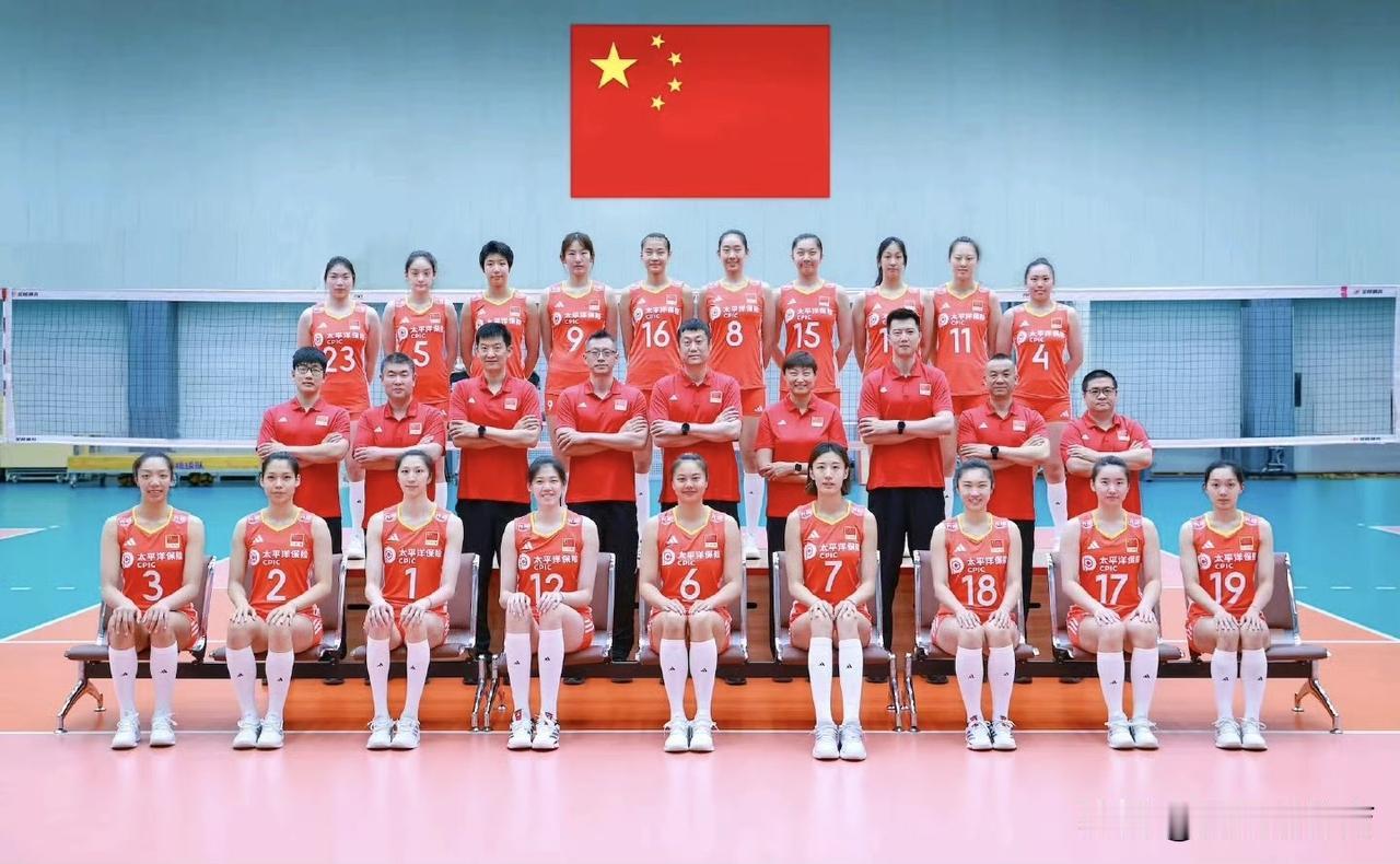 新一届中国女排集体大合照正式亮相！全新的一支中国女排啊！中国女排队长6号龚翔宇稳