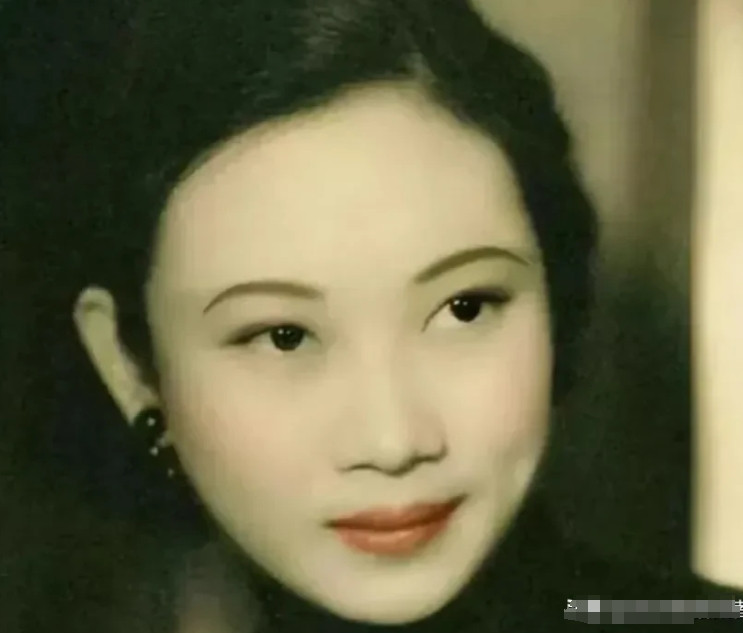 1938年重庆，抗战时期，军统局长戴笠迷奸了军统秘书余淑衡，一个苏州丝绸商的女儿