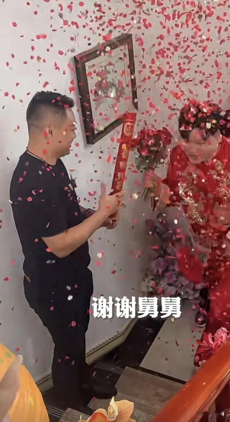 这种迎亲方式值得模仿。近日，江苏连云港，新郎去丈母娘家接媳妇，进门后迎接他的不