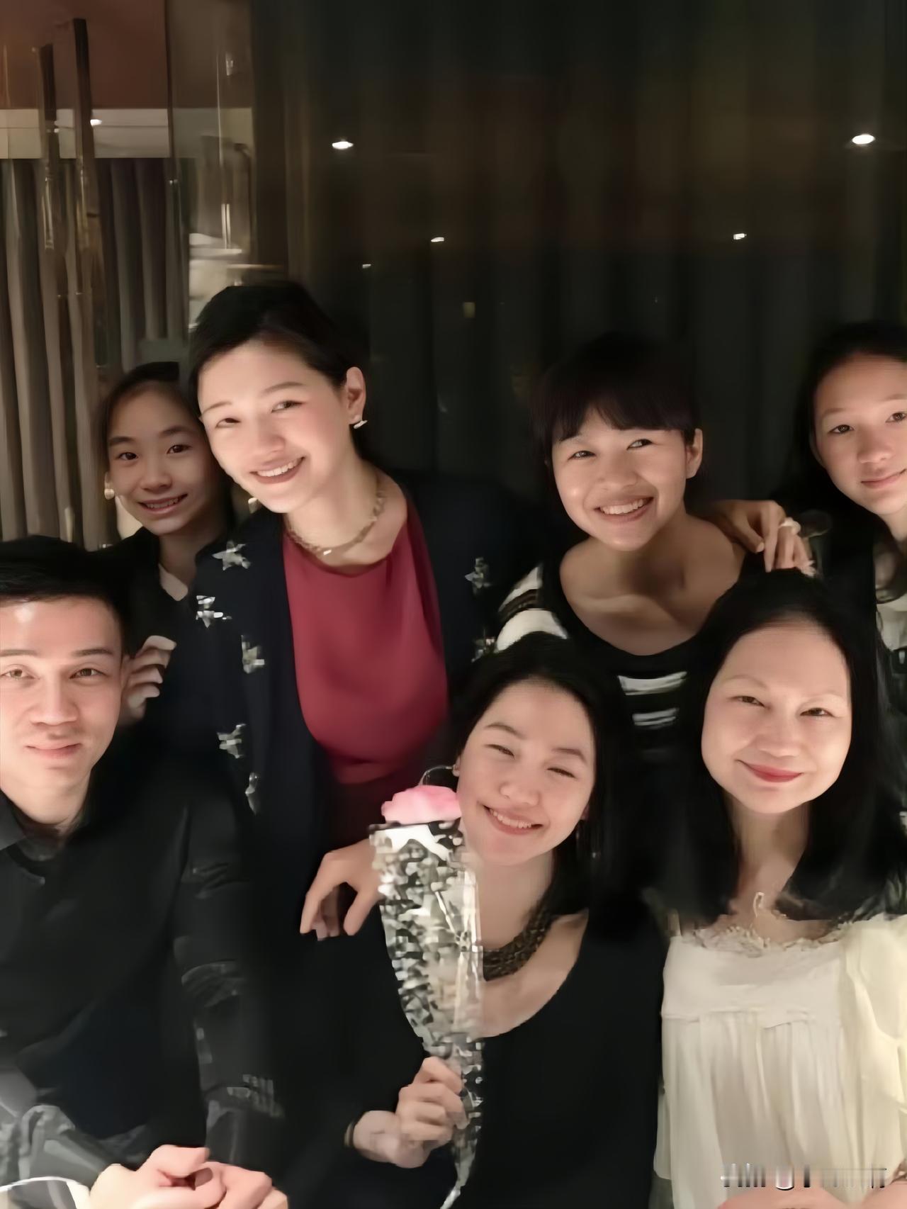 小S发全家福怀念姐姐大S.小S:我不仅爱姐姐更崇拜姐姐。姐姐当时赚到第一份工资