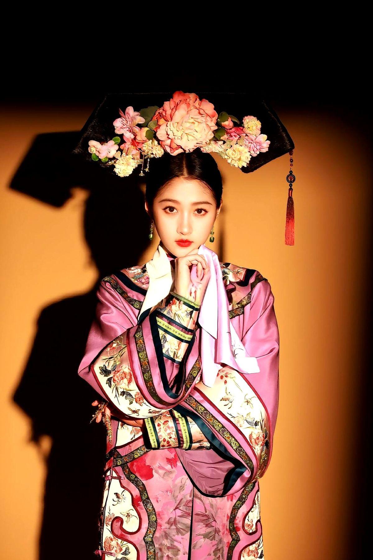 关晓彤的“格格”人设，怎么现在就不灵了？想当年，2010那阵子，娱乐圈特吃“