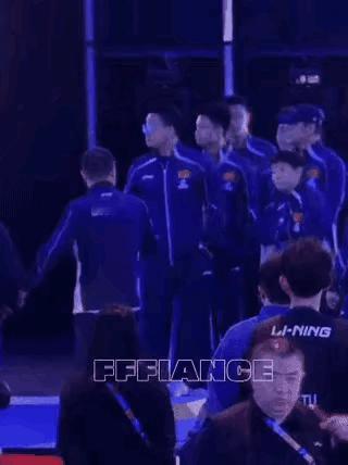 莎莎这动作：太“莎局”了！亚洲杯结束时的大合影环节开始了，莎莎走过来，和马琳