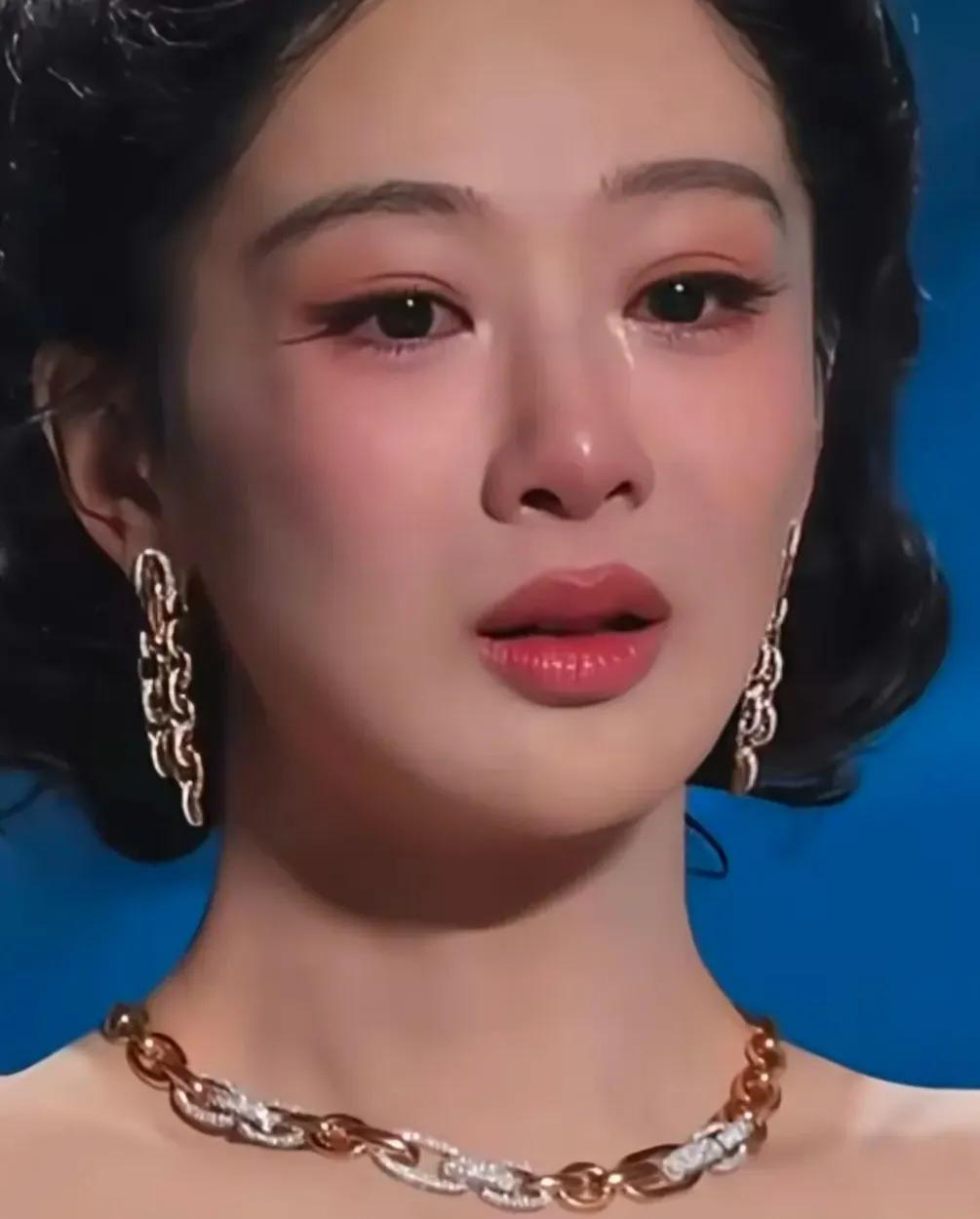 说起来挺有意思，杨紫在活动上这一哭，估计让旁边等着露脸的珠宝和礼服品牌有点措手不