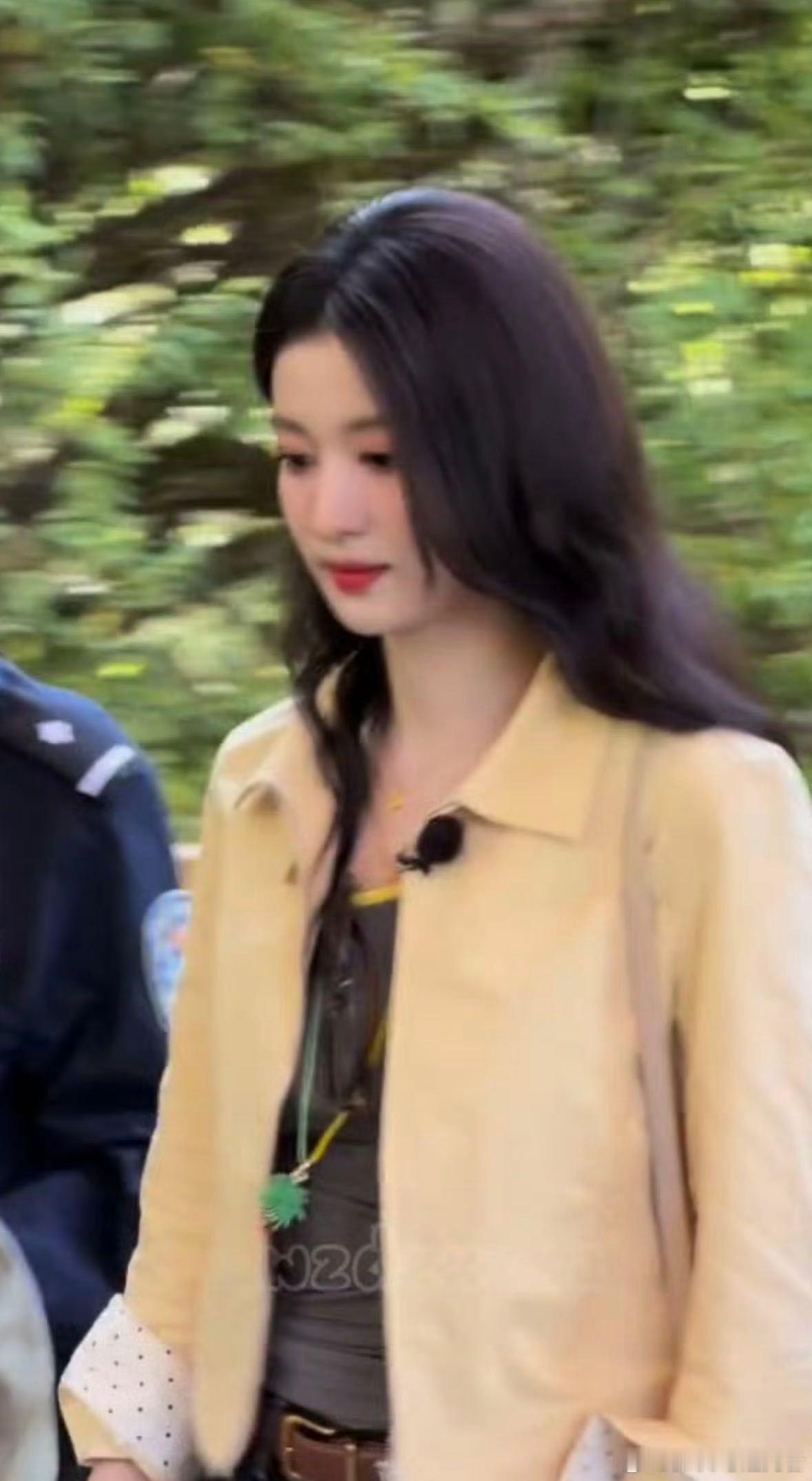 王楚然路人生图王楚然的状态也太好了吧，即便是路人的生图也如此抗打，隔着屏幕都被她