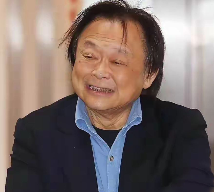 《沉默的荣耀》热播，让王世坚彻底陷入“全网围扒”的忙碌中。随着剧集热度攀升，其父