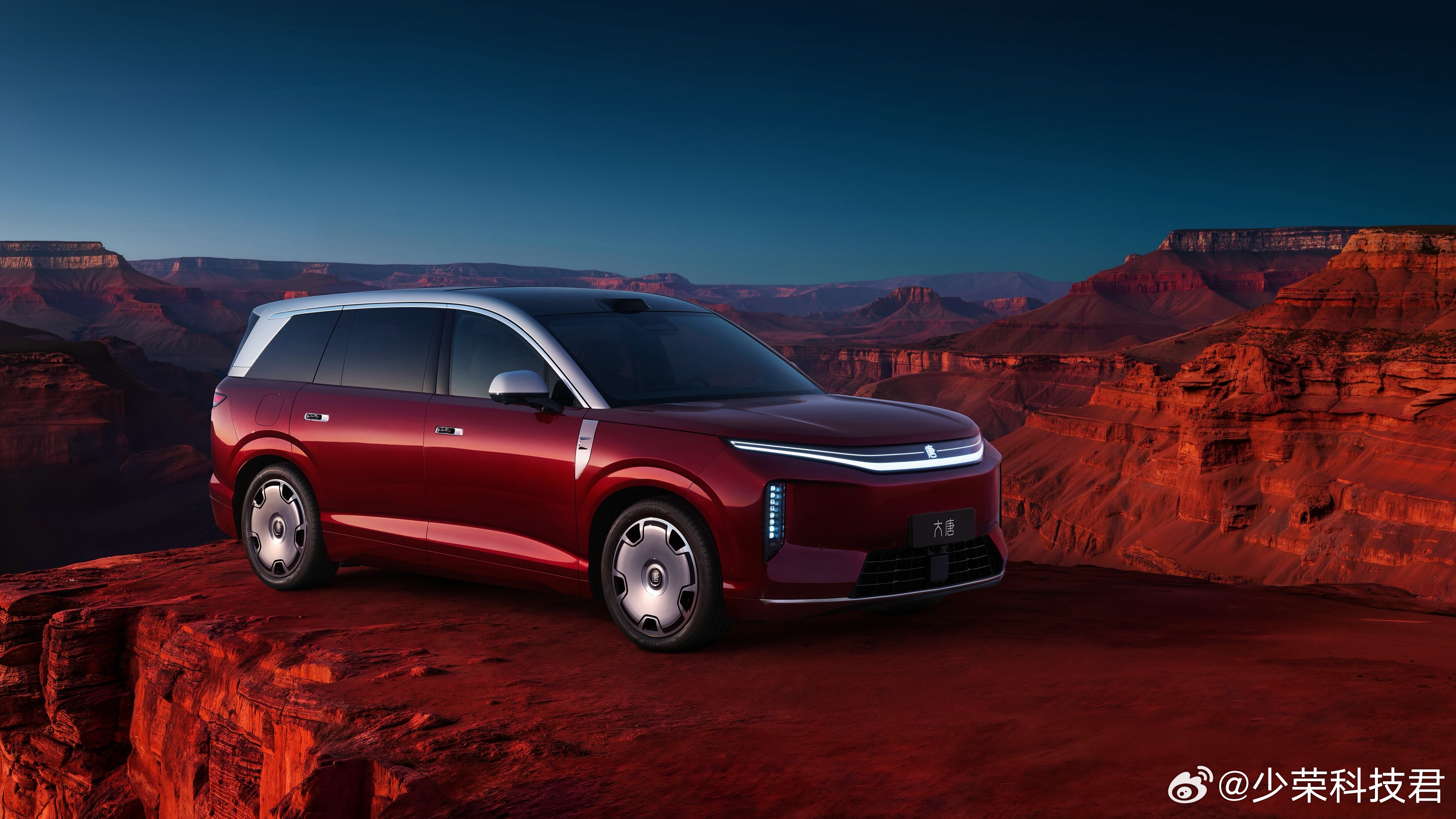 大唐EV可以说是今年最期待的一款全尺寸旗舰SUV，作为行业内集950km最长纯电