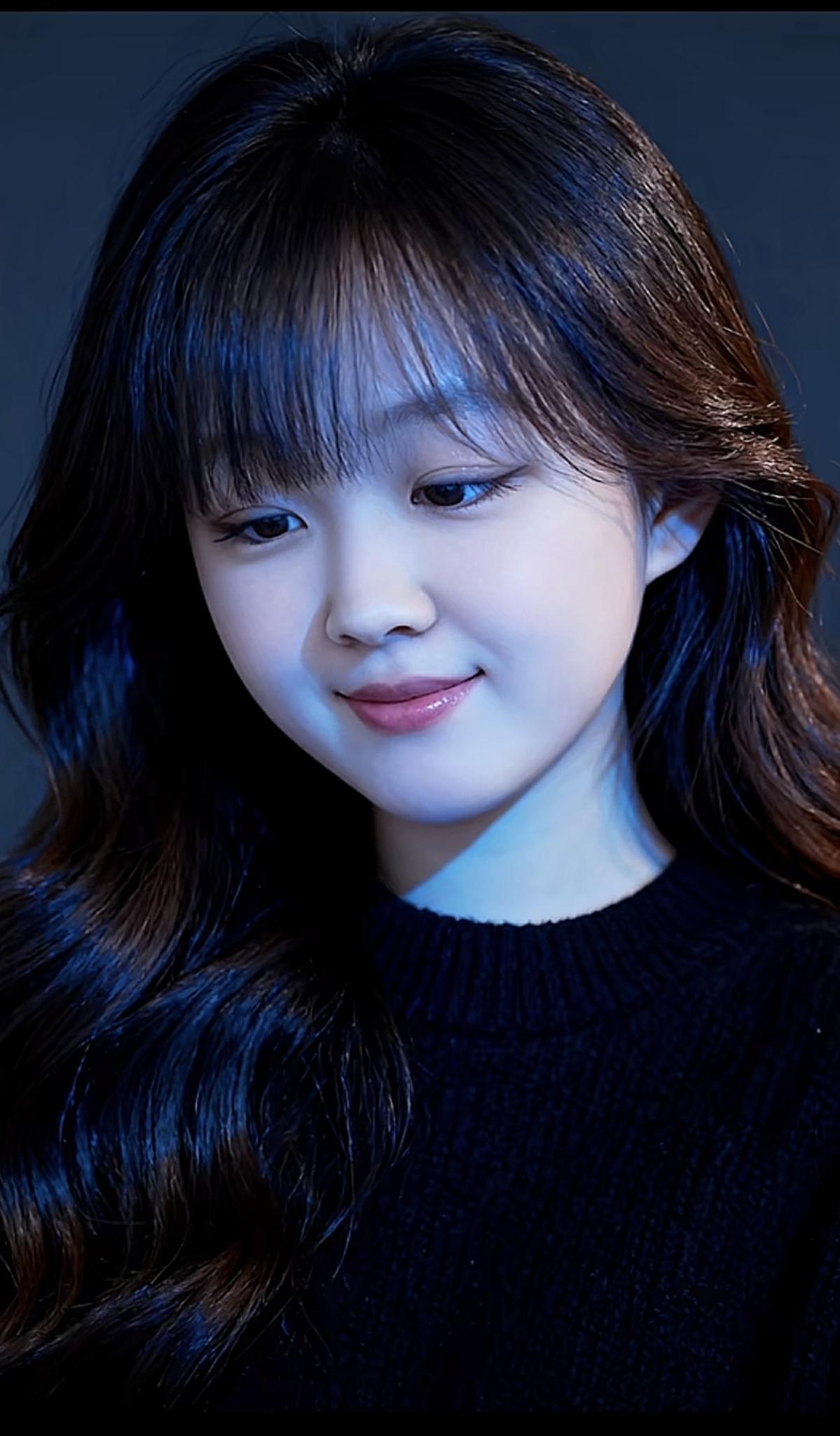 月华照影，笑语盈盈。