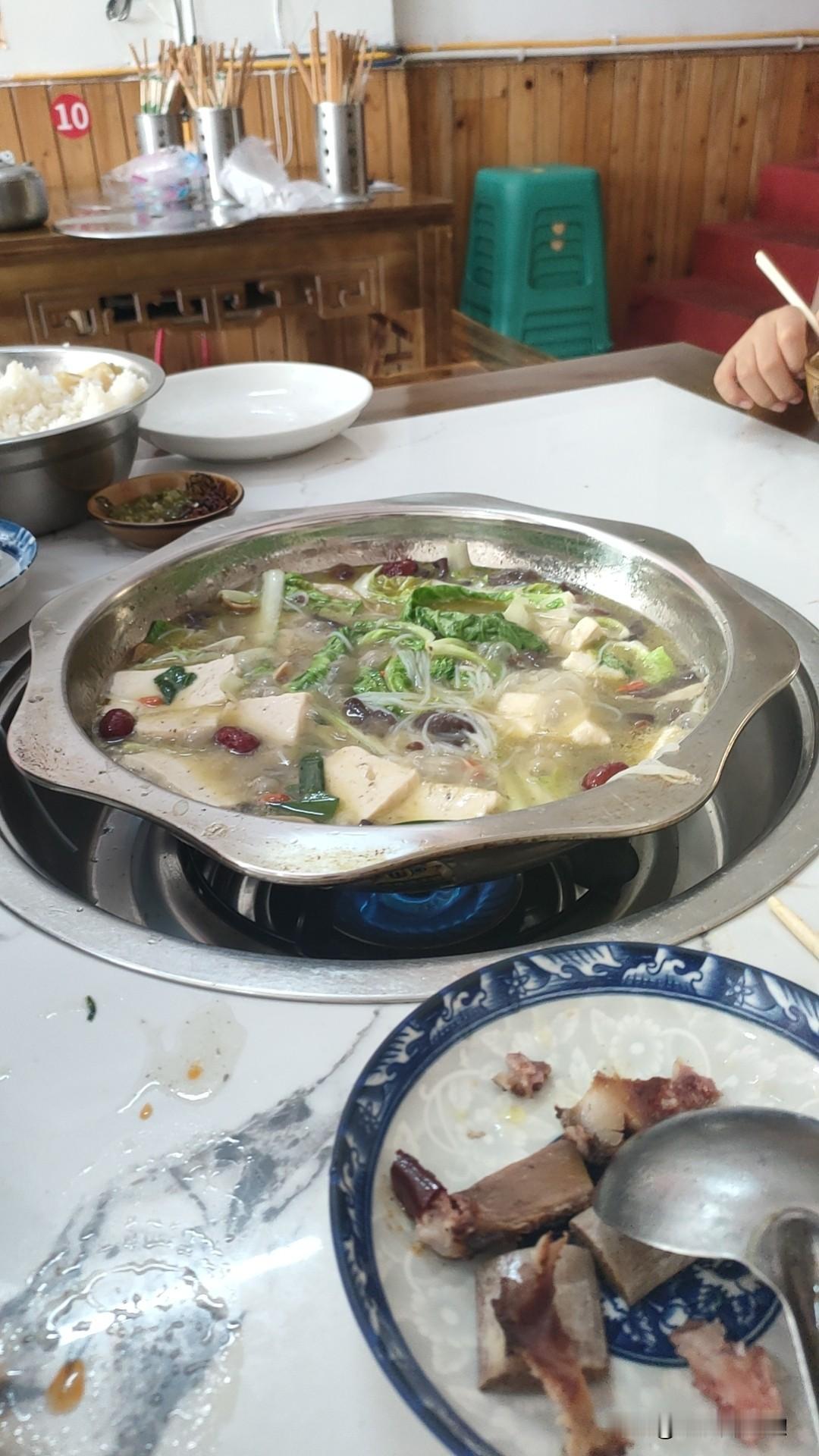 昨晚上小儿就闹着要吃榴莲，榴莲20一斤。老夏看了看扭扭捏捏不同意小儿大哭大闹，鉴