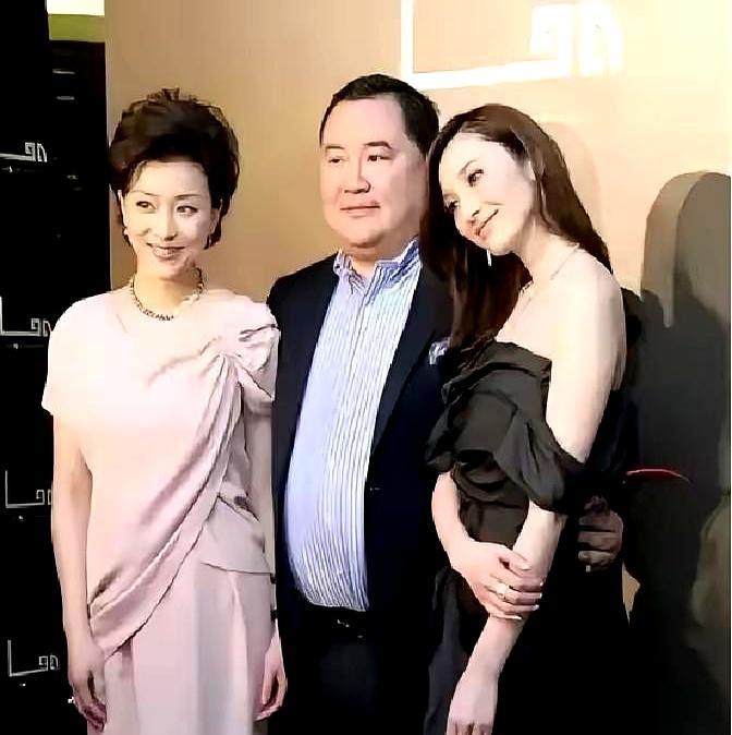 富豪圈罕见同框照流出吴征左臂环吴佩慈，右手搭杨澜肩头。杨澜面不改色，继续与