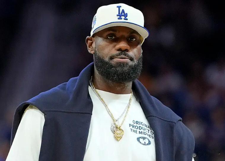 詹姆斯真要退役了吗？最近他聊圣诞大战，话里有话，圣诞大战他可是历史第一人，打了