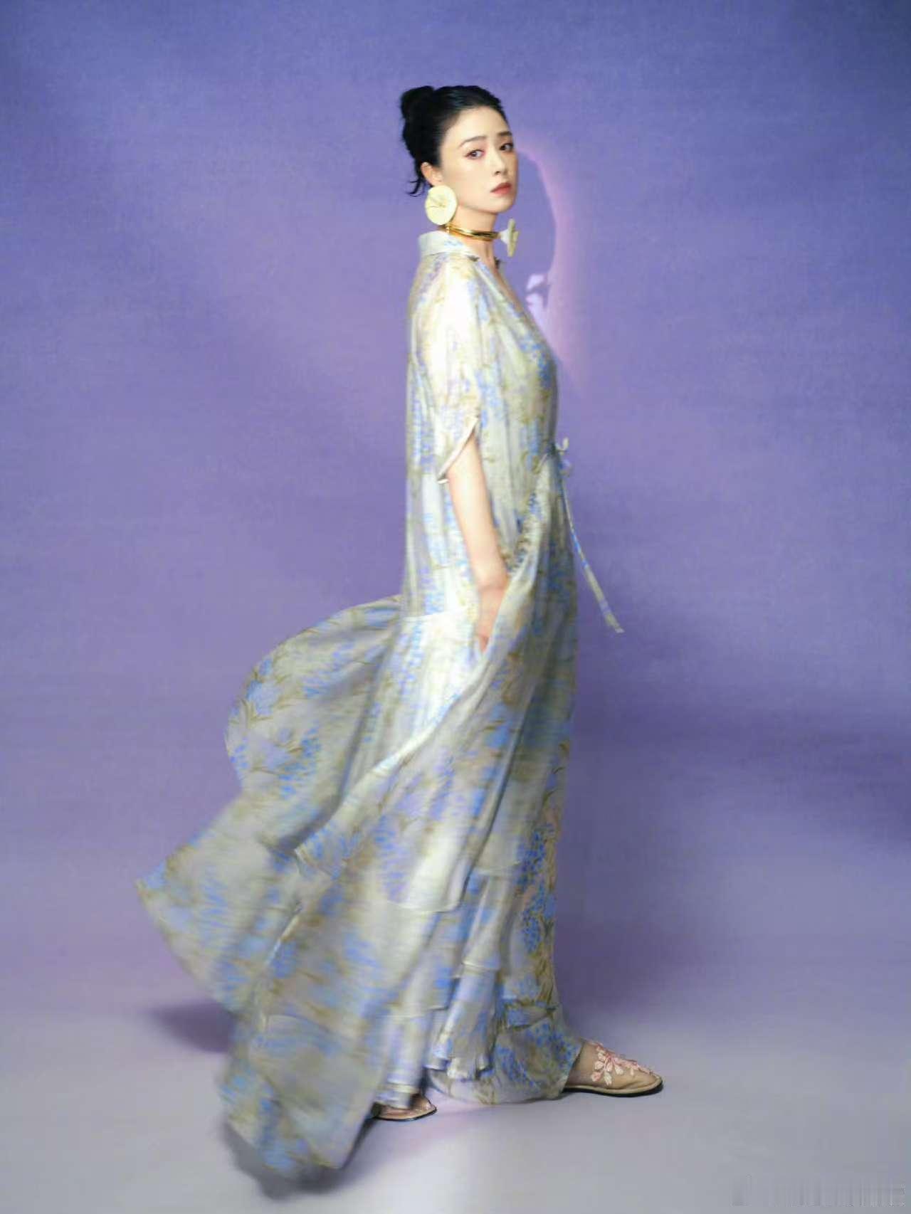 看得出蒋欣是公主亮相第33届金鹰奖，蒋欣公主感爆棚，身形纤细舒展，气质温婉华贵