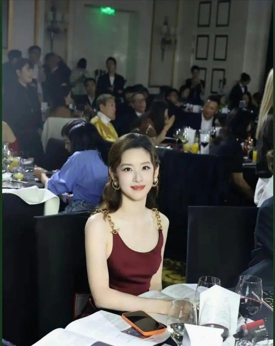 32岁章泽天穿酒红礼服亮相晚宴，网友直呼认不出，这还是当年那个奶茶妹妹吗？