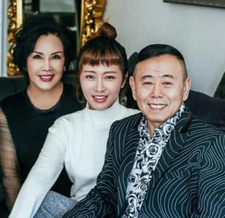 潘长江走红后，跟妻子杨云提出离婚，杨云说：“当年医生说你活不过25岁，我还是嫁给