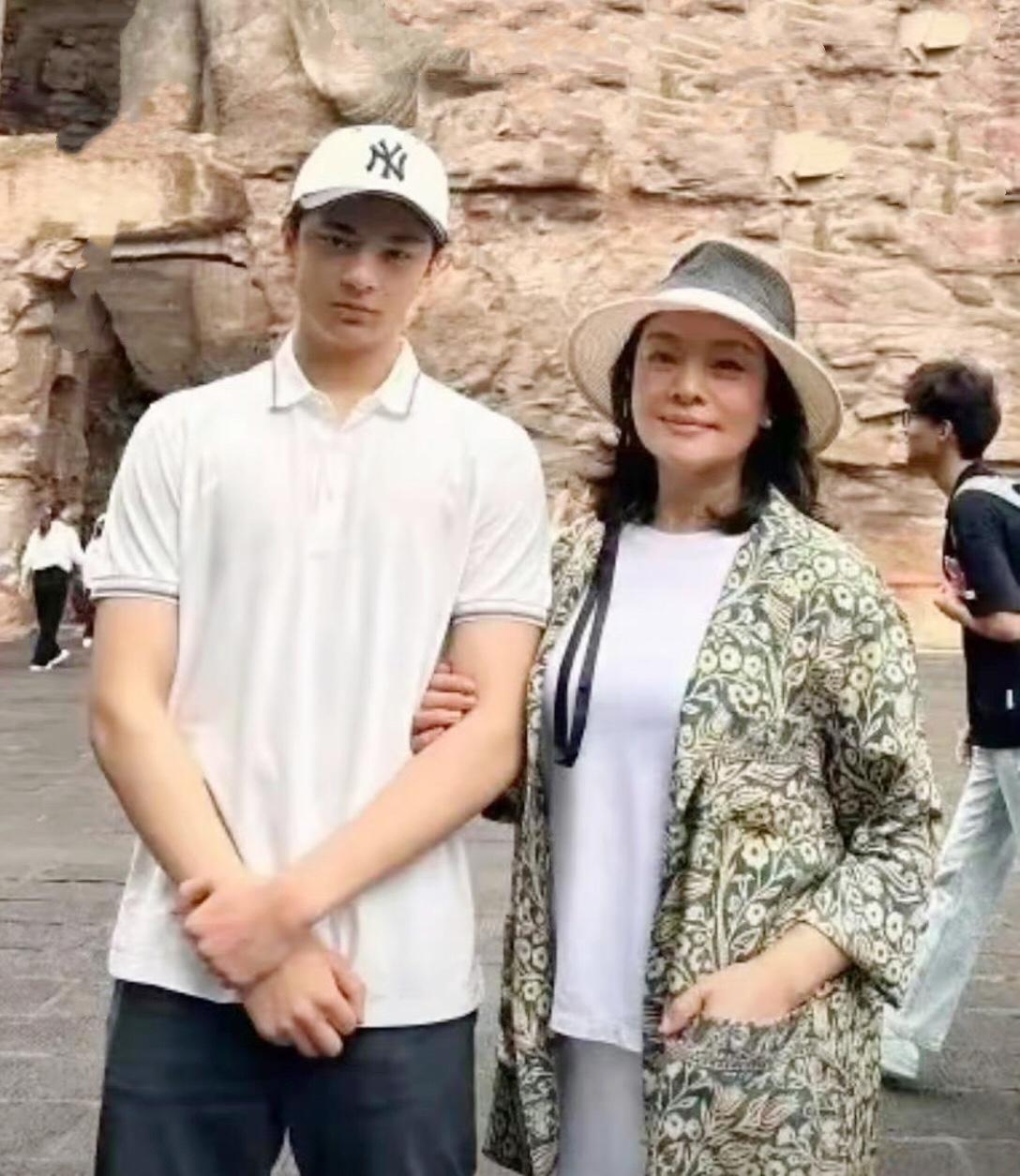 61岁史可和儿子山西大同旅行,穿着大方得体,混血儿子高大帅气，母子二人合照尽