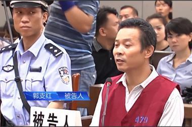 2013年冬天，1米5高的湖南富婆，被朋友硬生生塞入3米高的下水道。她把衣服逐一