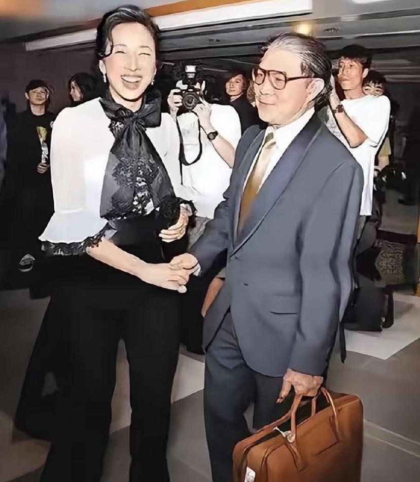 多年一别再相逢，朱玲玲霍震霆现身名流聚会，她放下过往大大方方上前握手，心情轻松满