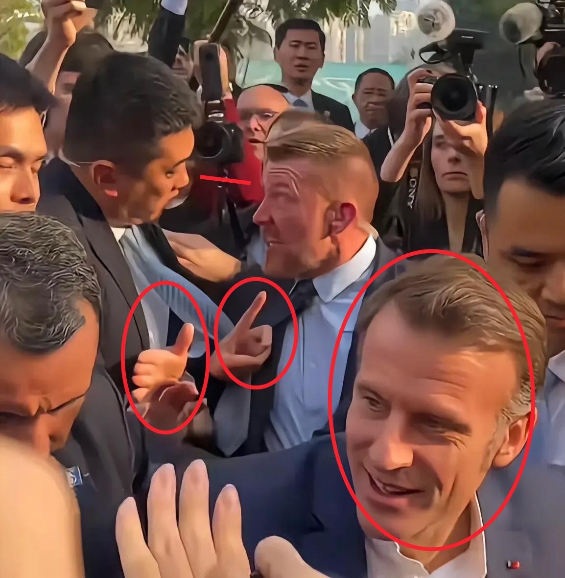 马克龙前面又蹦又跳又是握手又是拍照，玩嗨了，了他后面中方保镖和法方保镖干起来啦！