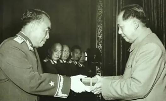 1955年大授衔后，远在大洋彼岸的李奇微看到报纸上十大元帅的名单后，命人送到麦克