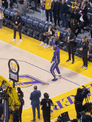 湖人老将詹姆斯真是一个超级大活宝！在今天湖人主场迎战东部弱旅奇才的赛前，詹姆斯在