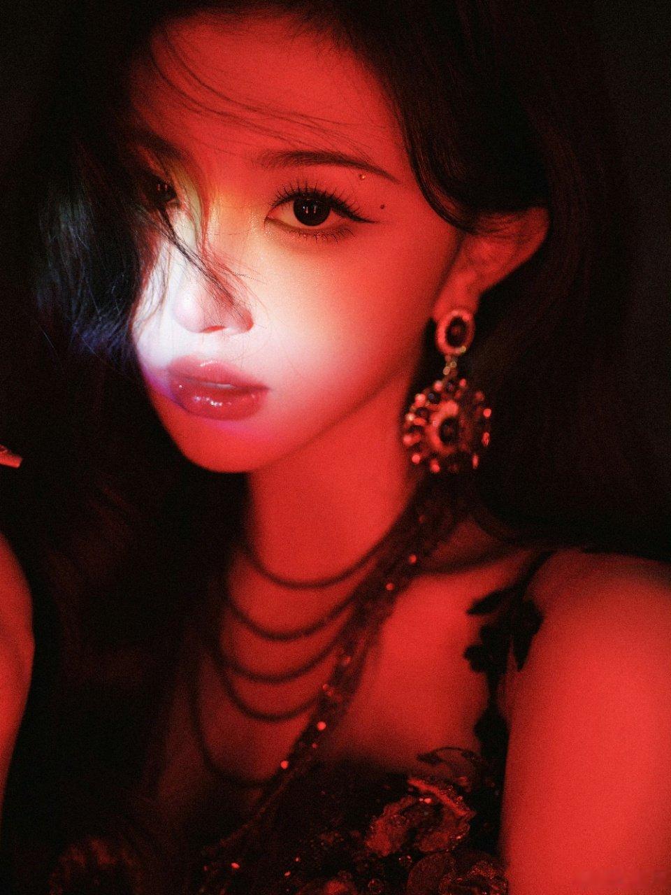 孔雪儿暗黑红玫瑰孔雪儿暗黑红玫瑰🌹新歌概念照好绝，完全吸睛👀孔雪儿新歌概念照