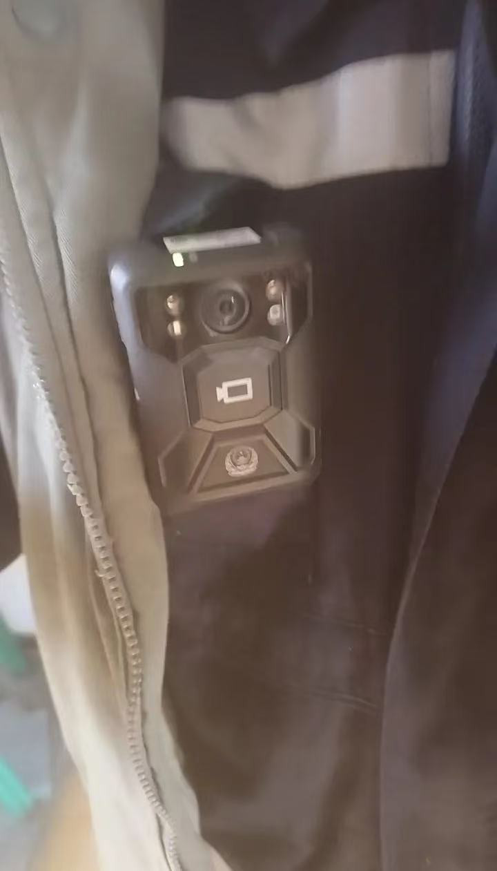 #热力公司回应警徽记录仪系正规采购#【太原第二热力公司测温记录仪印警徽引质疑！称