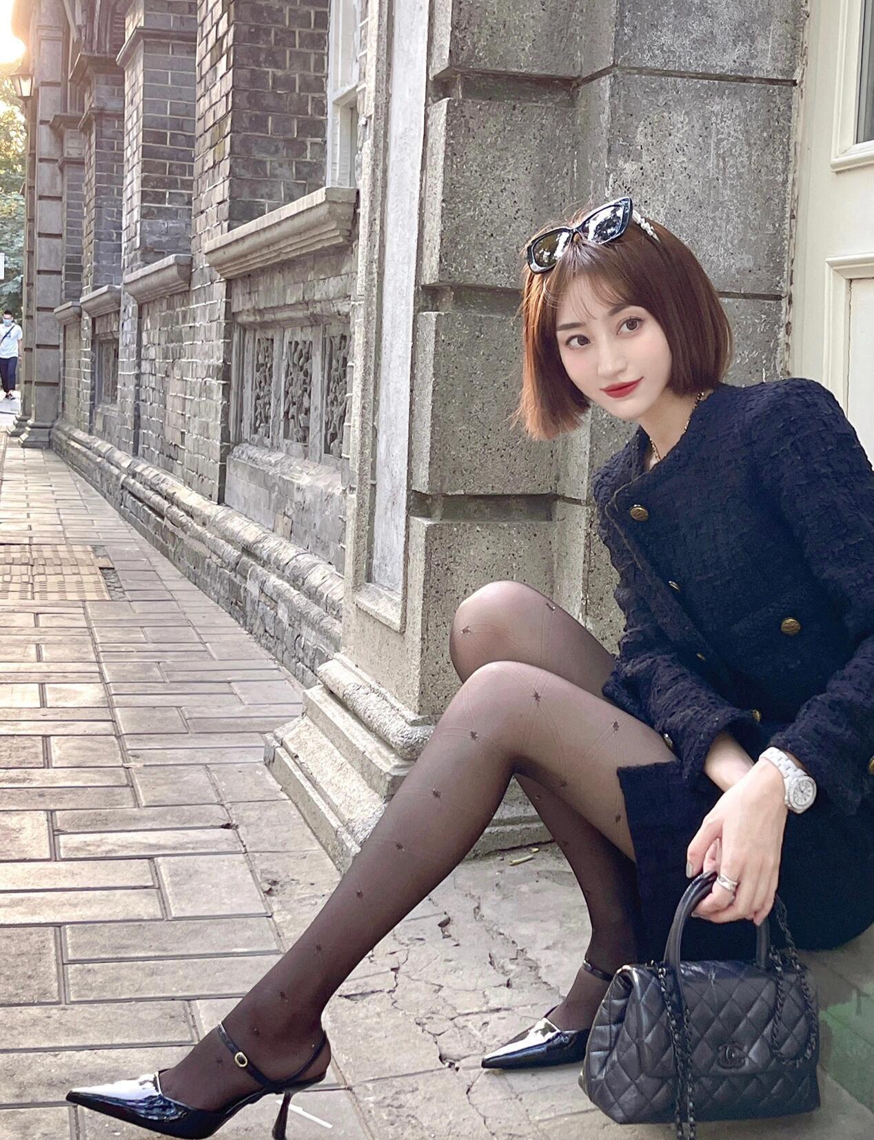 这套是复古甜酷小香风，核心是黑蓝色粗花呢套装：经典小香纹理自带复古贵气，开叉短裙