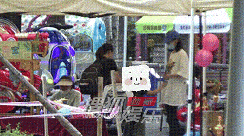 白百何带小儿子公园玩游戏机​​​