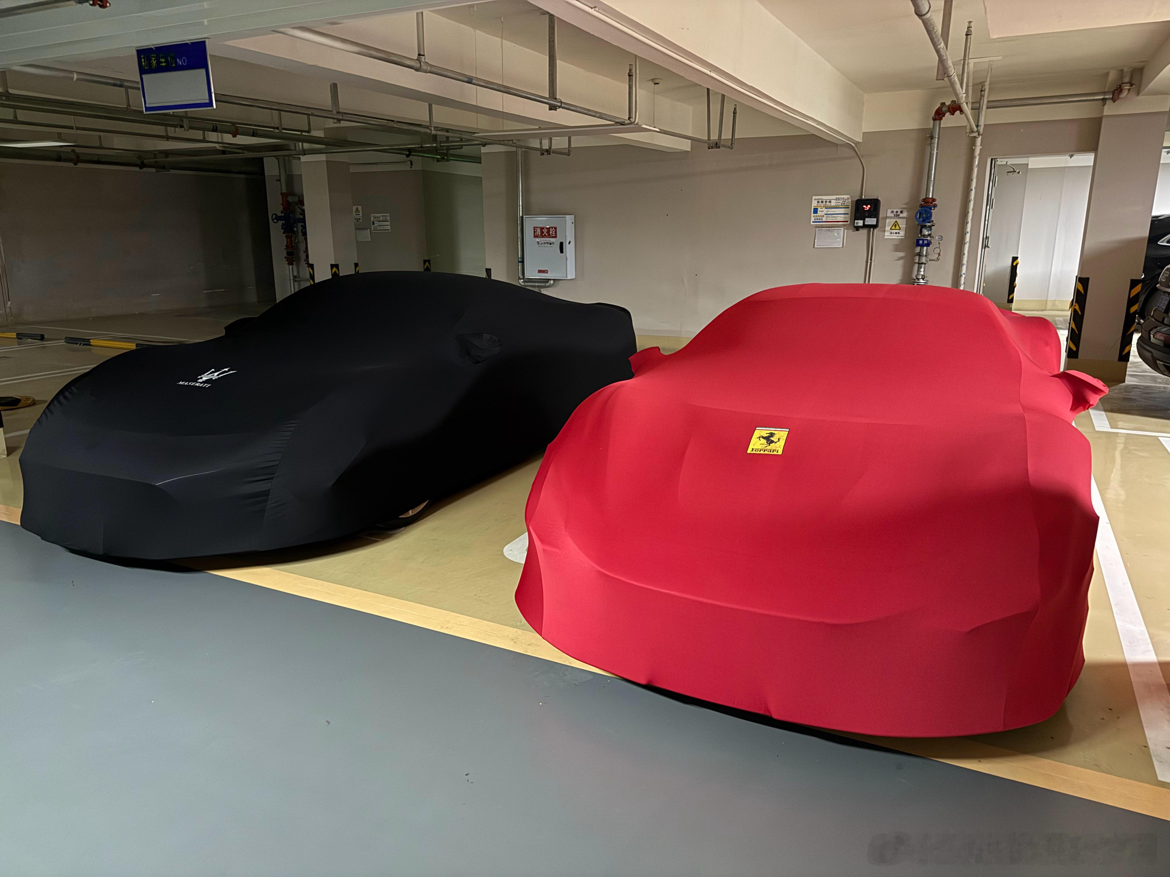 有眼尖的朋友看得出这两台具体啥车吗？