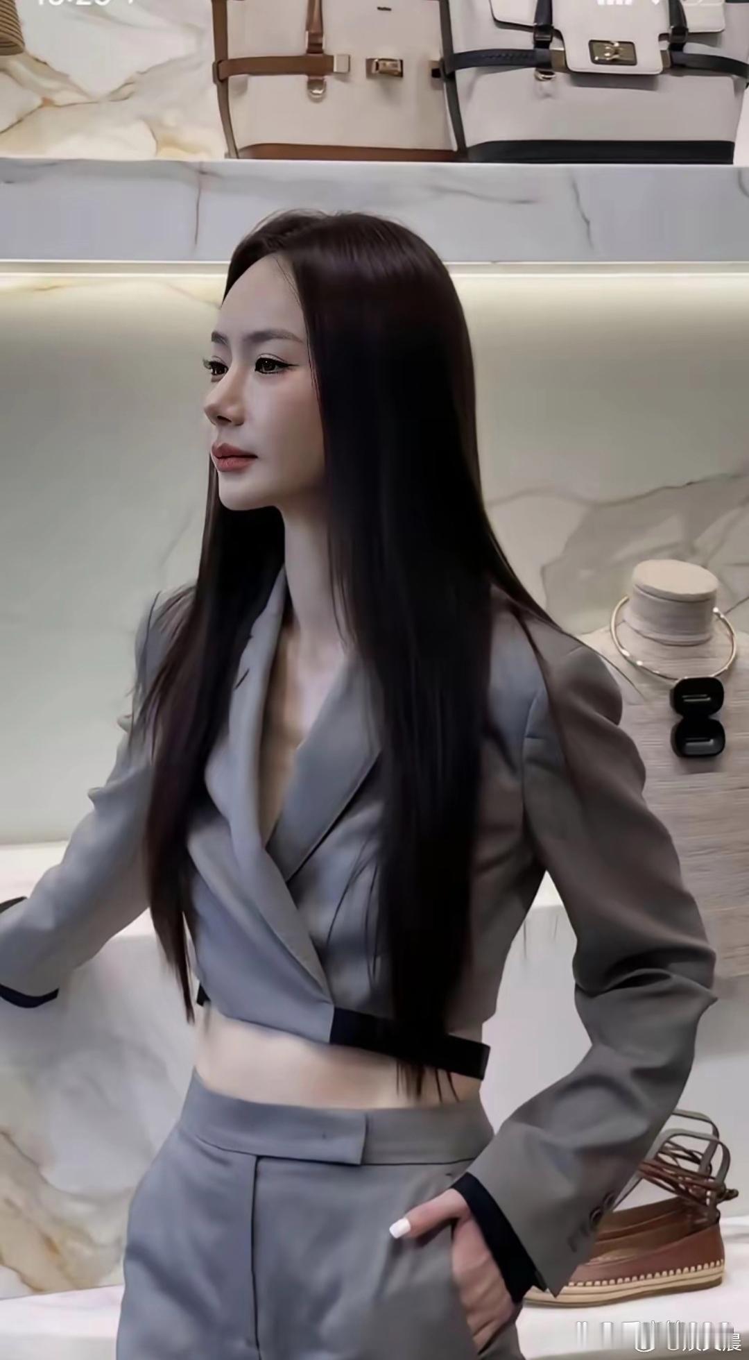戚薇的身材线条优越，好体态着实令人羡慕。