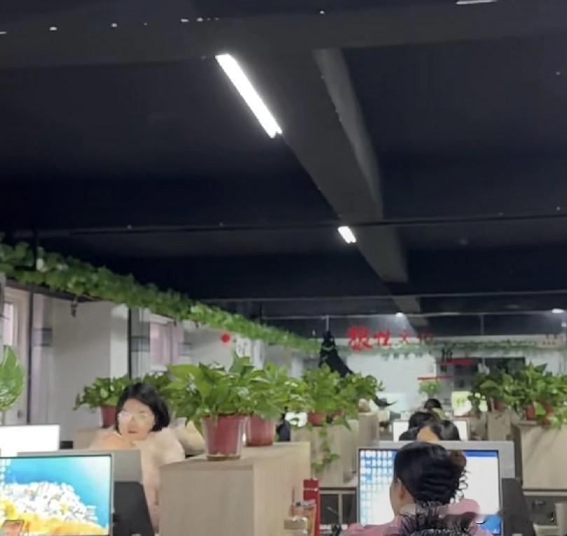 今天临下班，隔壁部门的商务经理和新来的商务专员吵起来了：起因是下班点刚到，员工就