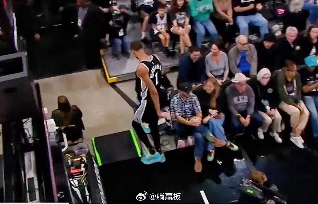 文班亚马伤的不轻啊！乔治闯大祸了今日NBA常规赛，马刺对阵76人。文班被乔治撞到