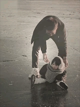 这是女人基因里自带的倔犟，你不付出血的代价是哄不好的，得有实物和表白还得有诚意才