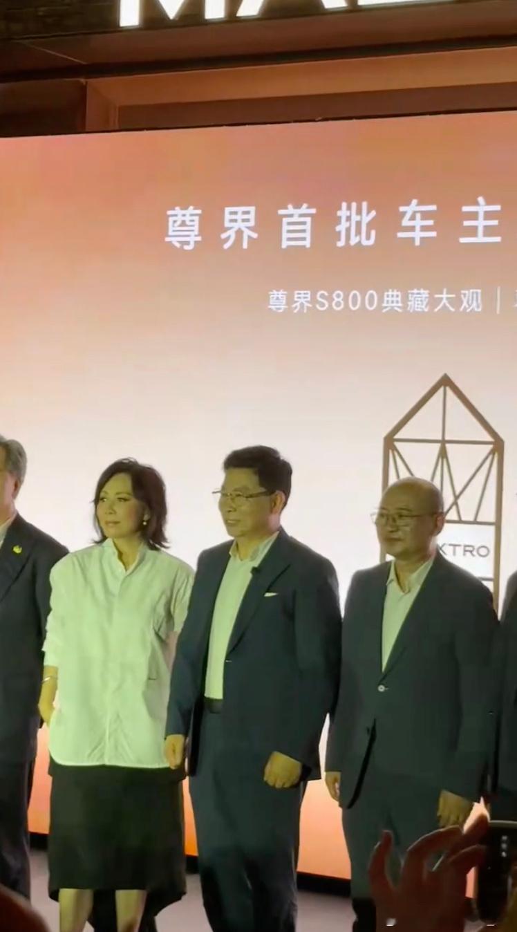 余承东上海交付新车上海这场尊界交付仪式排面拉满，余总亲临现场见证首批车主提车，现