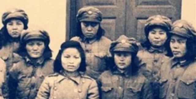 1940年，地下党康乃尔正在茶楼打牌，一军统美女突然拍了了拍他的肩膀，对他说你起